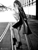 组图：环球小姐冠军詹妮佛街头写真性感秀美腿