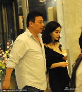 组图：范冰冰获经纪人护行返酒店 见偷拍表情诧异