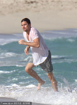 组图：莱昂纳多赤身戏水 全身肥膘与半裸女同浴