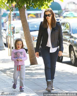 组图：詹妮弗-加纳带爱女出街与媒体玩互拍