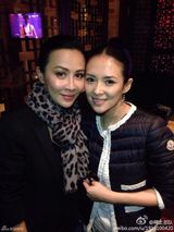 组图：章子怡刘嘉玲贴面 收玫瑰甜蜜微笑