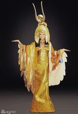 组图：超模海蒂-克鲁姆埃及艳后装筹备万圣节派对