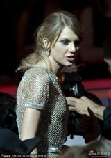 斯威夫特钢琴弹唱《All Too Well》露美腿