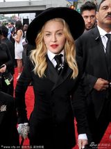 麦当娜收起性感变红唇绅士 携子大卫走红毯