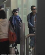 组图：邓超孙俪携爱子现身机场 一家三口享温情