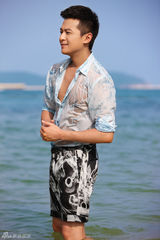 组图：朱雨辰湿身写真 魅力变身阳光型男