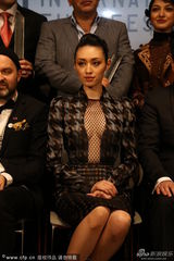 组图：形象大使栗山千明穿开胸裙网格秀性感