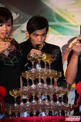 组图：周杰伦帅气亮相庆功宴 自曝秀腹肌靠打光