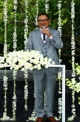 杨幂刘恺威完婚当众热吻 新娘洒泪双方父母到场