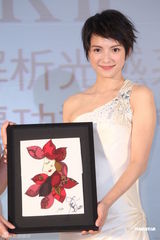 组图：李心洁白色礼服亮相结婚2年开启造人大计