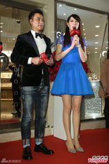 组图：任达华携妻亮相自曝爱女心切视频不断