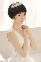 组图：张舒媛清新短发写真 知性优雅显文艺气质