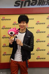 组图：林俊杰做客新浪聊天 吐舌卖萌酒窝俏皮