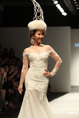 组图：李玟再穿婚纱走秀获献吻 王后造型压轴出场