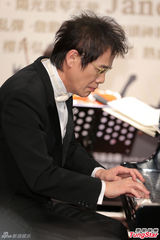 组图：罗大佑穿燕尾服做指挥家 带头玩摇滚