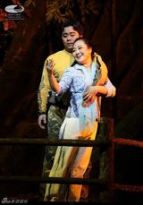 组图：《山村女教师》妇女节上演 感人至深引共鸣