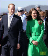 组图：凯特王妃着清新绿裙与小朋友种树兴致足