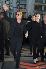 组图：朱莉中性装扮亮相皮特新片巴黎首映