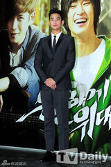 组图：金秀贤李玹雨朴基雄携手助阵新片试映会