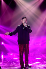 组图：歌手2邓紫棋白裙优雅 茜拉满文军补位