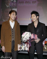 组图：朴施厚与粉丝共同收看《清潭洞》大结局