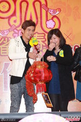 高清图：周杰伦香港签唱火爆 被与蔡依林比胸