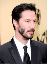 高清组图：基努-李维斯亮相 西装笔挺英气逼人