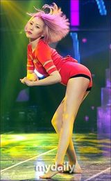 组图：G-dragon获音乐节目冠军 宣美撅臀辣舞