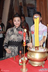 组图：马国明为宣传无惧绯闻 李诗韵秀一字马