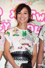 组图：Twins十周年推限量服饰 阿Sa现场祝福郑中基