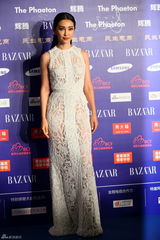 组图：群星亮相BAZAAR明星慈善夜红毯星光熠熠