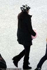 组图：伊能静喜获恋情吹口哨 负荷工作打哈欠