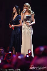 组图：斯威夫特性感短裙献唱 囊括最佳女歌手等3奖