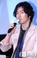 组图：韩星张赫赵宝儿挽手宣传新片《刺》