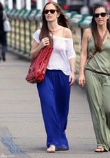 高清组图：敏卡-凯利街拍 露肩上衣搭配蓝色长裙