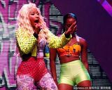 组图：麻辣鸡个唱粉丝强行上台 与保镖激烈扭打