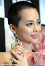 幻灯图集：伊藤亚由美靓丽代言 干练寸头很有型