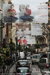 幻灯图：戛纳各处高悬电影海报 影师场外准备抢拍