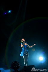 组图：张靓颖北京个唱带伤上阵秀热舞