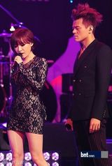 组图：韩歌手朴振英等出演节目展华丽舞台