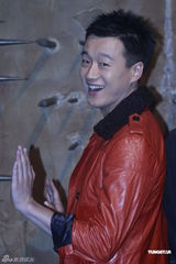 组图：佟大为关悦夫妇参观艺术展 章子怡嫂子陪同