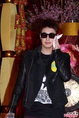 组图：潘玮柏亮相香港签唱会 又唱又跳high翻场