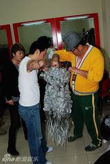 组图：李静入主安徽卫视元旦晚会 礼服雍容华贵