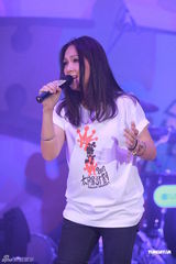 组图：李克勤郑欣宜开唱 鼓励年青人追梦