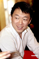 高清组图：“道哥”刘桦签约星皓获赠金饭碗 黄渤郭涛抵场祝贺