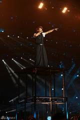 组图：羽泉演唱会收官 舞台玩疯对嘴喂香蕉