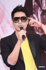 组图：周汤豪长针眼戴墨镜遮丑 公布择偶条件