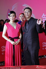 组图：吴君如牵手关锦鹏 低胸裙俯身泄春光