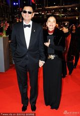组图：王家卫携妻陈以靳亮相 与章子怡合影