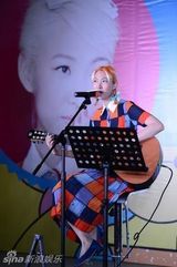 组图：王若琳金发花裙亮相北京签唱会